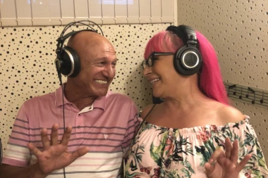 (VIDEO) ZORICI POZLILO: Pevačica nije mogla da stoji na nogama pred kućom pokojnog Šabana!