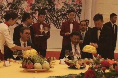 (FOTO) PREDSEDNIKU UKAZAO VELIKU ČAST: SI ĐINPING PRIREDIO SVEČANU VEČERU VUČIĆU!