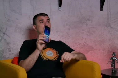 Samsung Galaxy A7 (2018) fotografija pokazuje tri kamere na poleđini