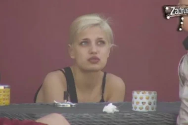 DOROTEU UDARAJU PO GOLOJ ZADNJICI, majka u šoku!