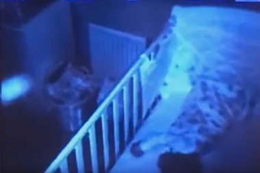 OTAC NIJE VEROVAO SVOJIM OČIMA: Misteriozna masa motrila je na krevetac u kom mu je bila ćerkica