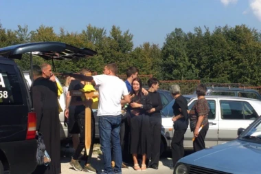 (VIDEO) MAJKA JE DRŽALA DA SE NE SRUŠI: Ana Korać sahranila OCA!