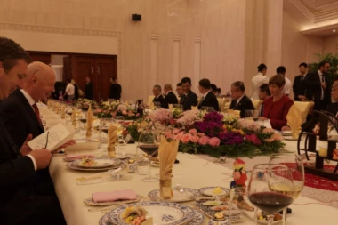 (FOTO) IZNENAĐENJE ZA VUČIĆA U KINI: Pustili mu "Pukni zoro", i uručili NEVEROVATAN POKLON!