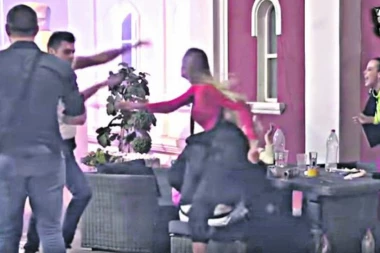 U NERVNOM RASTROJSTVU: Luna flašom gađala zadrugare!