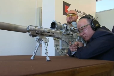 (VIDEO) Ovako to izgleda kad PUTIN ZAPUCA IZ SNAJPERA
