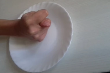 Kako "na finjaka" da objasnite gostima da su nepristojni: Verovali ili ne, ali MOGUĆE je