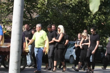 KARLEUŠA SE NE ODVAJA OD DUŠKA: Fudbaleru loše zbog SMRTI OCA!