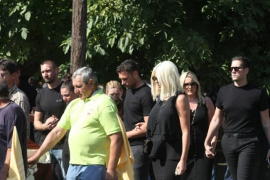 KARLEUŠA TEŠILA SUPRUGA, DOK JE ON DRŽAO MAJKU DA SE NE SRUŠI: TOŠIĆ SAHRANIO OCA, CELO SELO RONILO SUZE!