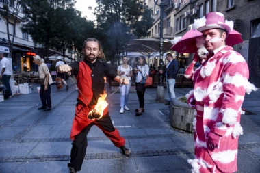ŠTULE, PANTOMIMA I ŽONGLERI: Srce Beograda u roze boji
