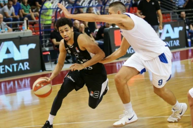 (HIT FOTO) U VENČANICI U HALI: Zbog Partizana pobegli sa svog venčanja