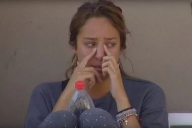 LUNA OČUHU POKLONILA AUTO, a on nasrnuo na Anabelu!