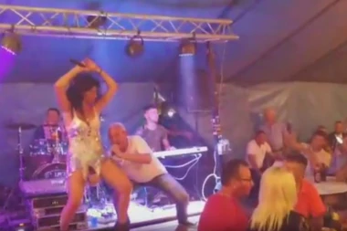 (HIT VIDEO) PIPNI, SLOBODNO! Kraljica vašara napravila lom u Šapcu: ERA JOJ GURAO RUKU IZMEĐU NOGU, ona mešala zadnjicom