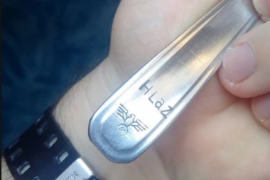 ŠOK U ZRENJANINSKOJ BOLNICI: Pacijent dobio viljušku sa simbolima TREĆEG RAJHA