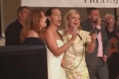 (VIDEO) KOLINDA SE SRAMOTI U AMERICI: Zgrabila mikrofon pa zapevala Tompsonovu pesmu!