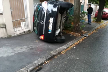 (FOTO) "Pežoom" udario u "Opel" i prevrnuo ga: Povređena devojka prebačena u Urgentni centar