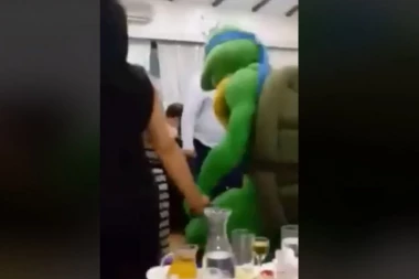 (VIDEO) Ovako to izgleda kad nindža kornjača baci nunčake i oplete Užičko "kolce"