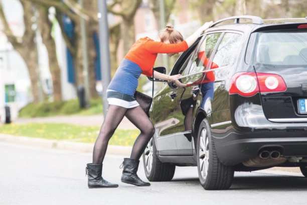 Razbijen lanac prostitucije u Beogradu: Uhapšeno 9 osoba, držali devojke u stanovima, pa ih podvodili!