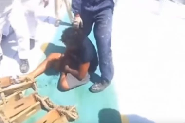 (VIDEO) Mogao sam samo da se molim da će ajkula da ode: Ispovest dečaka koji je 49 dana preživeo sam na okeanu