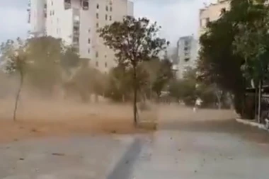 (VIDEO) APOKALIPSA U PODGORICI: Vetar lomio stabla, vatra gutala grad, polovina građana bez struje...