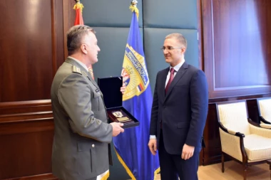 Stefanović uručio plaketu za izuzetnu saradnju načelniku VMA