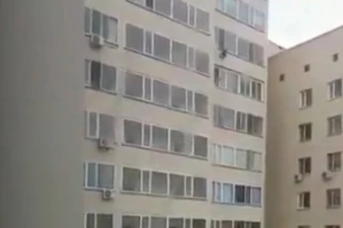 (NEVEROVATAN SNIMAK) Komšija heroj uhvatio u letu dete koje je padalo s devetog sprata