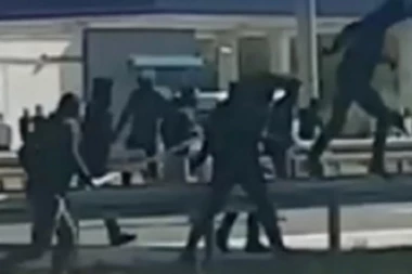 (VIDEO) KAKVA TUČA: Preskakali bankine - "Torcida" i "BBB" OČI U OČI i to na autoputu!