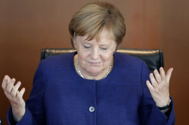 MADE IN CHINA: Angela Merkel na stubu srama zbog FALSIFIKATA!