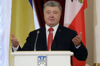 Incident u Ukrajini: Muškarac skočio na Porošenkov automobil