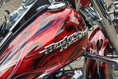 (FOTO) Nesvakidašnja slika sa beogradskih ulica: Pogledajte koga ovaj momak vozi na motoru!