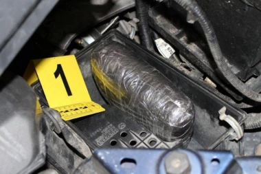 (FOTO) ČEGA SU SE ONI SETILI: Ovakvo krijumčarenje "belog" carinici još nisu videli