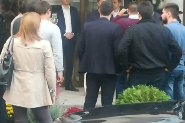 AU, PA OVI SU TOTALNO PUKLI: Boško i Borko održali "miting" pred nekoliko novinara i slučajnih prolaznika