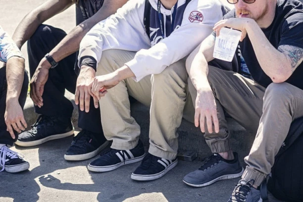 Omladina nam govori nerazgovetno, epidemija skraćenica u jeku, a evo koliko samo reči aktivno koriste deca u Srbiji