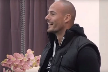 PITALA GAĆEŠU KOLIKI MU JE PENIS, njenom dečku nije bilo DOBRO!