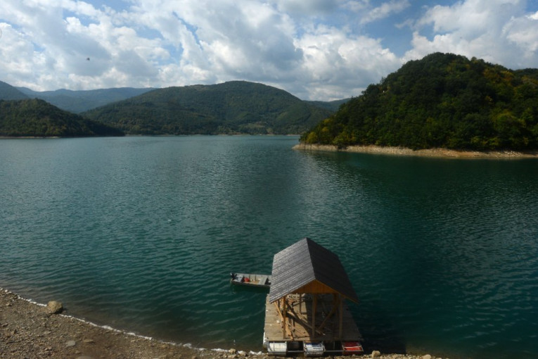 POGLEDAJTE SNIMAK SA GAZIVODA: Evo kako su ŠIPTARI opkolili jezero i vezali Srbe!