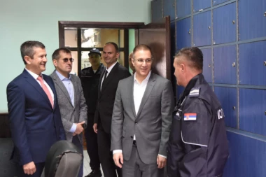 STEFANOVIĆ OBIŠAO POLICIJSKU STANICU U KOCELJEVI: Daćemo sve od sebe za maksimalnu bezbednost građana