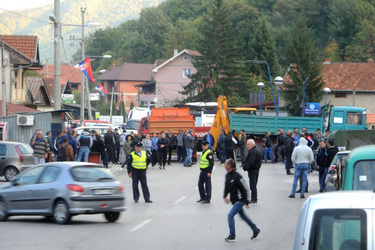 NO PASARAN! Srbi podigli barikade kod Zubinog potoka