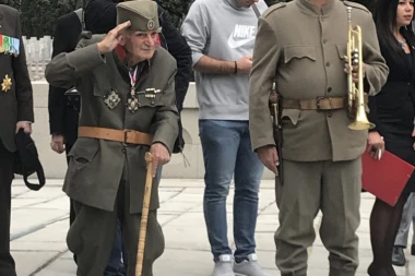 Unuk na Zejtinliku uz dedin grob na dan velikog jubileja