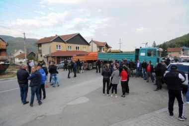 SRBI POSLUŠALI VUČIĆA: Napustili barikade u Zubinom Potoku