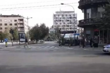 (HIT VIDEO) PA, MLADI, USPORITE MALO! Saobraćaj blokiran zbog JEDNOG DEKE koji kasni za trkačima!