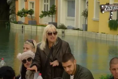 (VIDEO) Dok mnogi ćute pred njim, SNEŽA SE SUPROSTAVILA LEPOM MIĆI: MENI JE OVDE VIŠE MESTO NEGO TEBI!