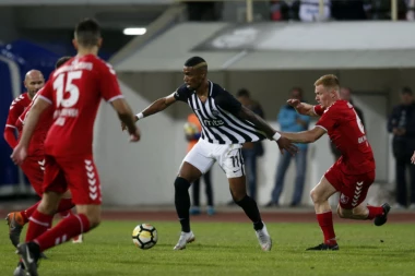 (VIDEO) NAPADNUTA DELEGACIJA PARTIZANA!