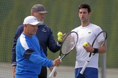 (VIDEO) Novak proširio tim a potom i zapevao