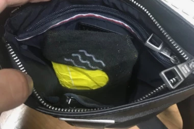 Carinici prevrnuli "mečku" i imali šta da vide: Srbin iz Austrije sakrio debelu "butku" u čarapu!