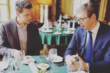 (FOTO) VUČIĆ PIO KAFU SA BIKOVIĆEM U CENTRU MOSKVE!