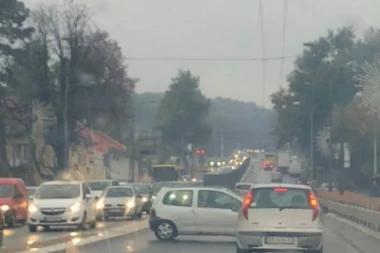 (FOTO) DA LI JE OVAJ NORMALAN? Vozi decu i srlja u KONTRASMER kao manijak!