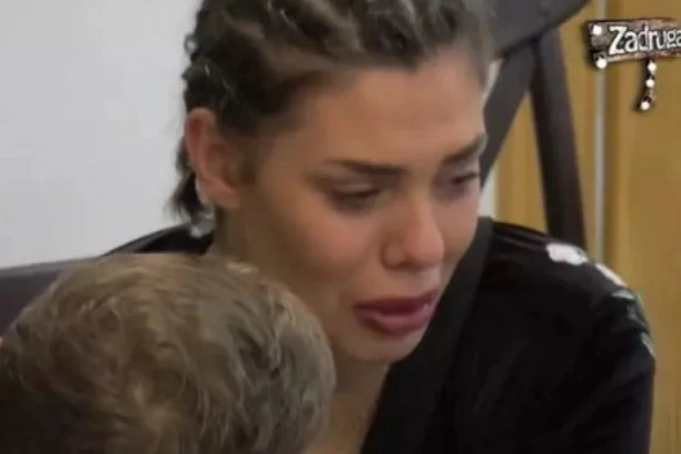 (FOTO) UZNEMIRUJUĆI SADRŽAJ: Majka Mine Vrbaški objavila ćerkinu sliku od ranije, značenje je SUROVO!