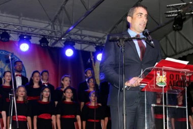 NARKOMAN NAPRAVIO SAČEKUŠU, PA METALNOM ŠIPKOM IZUDARAO PREDSEDNIKA OPŠTINE