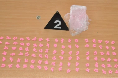 UPALA MU POLICIJA: U neprijavljenom stanu držao MDMA i marihuanu