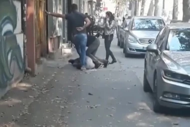 (VIDEO) SPEKTAKULARNO GRAĐANSKO HAPŠENJE NA ULICI: Mladići savladali lopova koji se okomio na mercedes