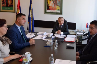 MUP sa gradonačelnikom Novog Pazara: Kasno prijavljen požar, ali stiže novo vozilo i još vatrogasaca?